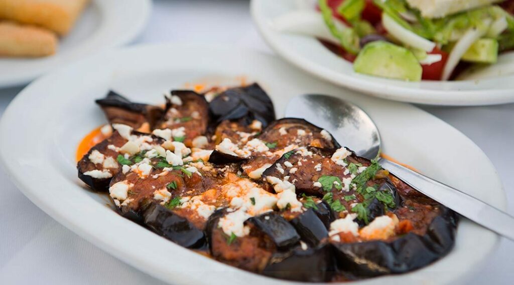 Gastronomie d'Andros.Aubergines grilléespg