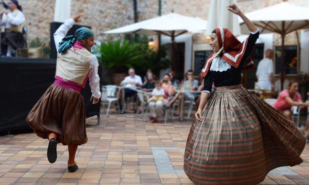 croisiere catamaran Danse traditionnelle .Ball de bot.