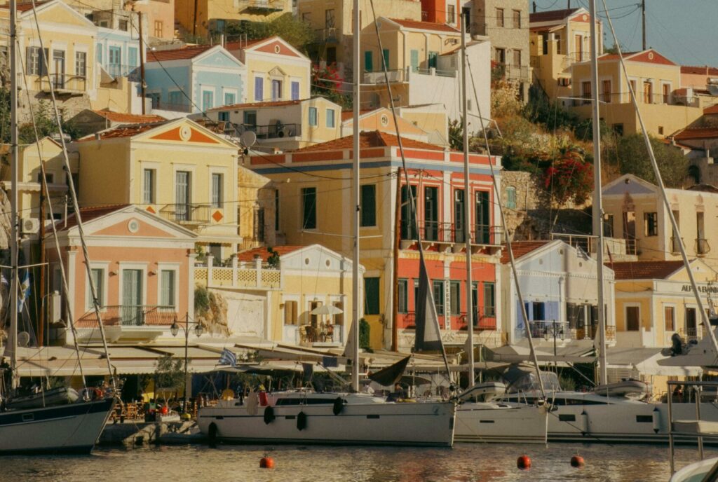 croisiere catamaran grece dodecanese symi maisons colorées