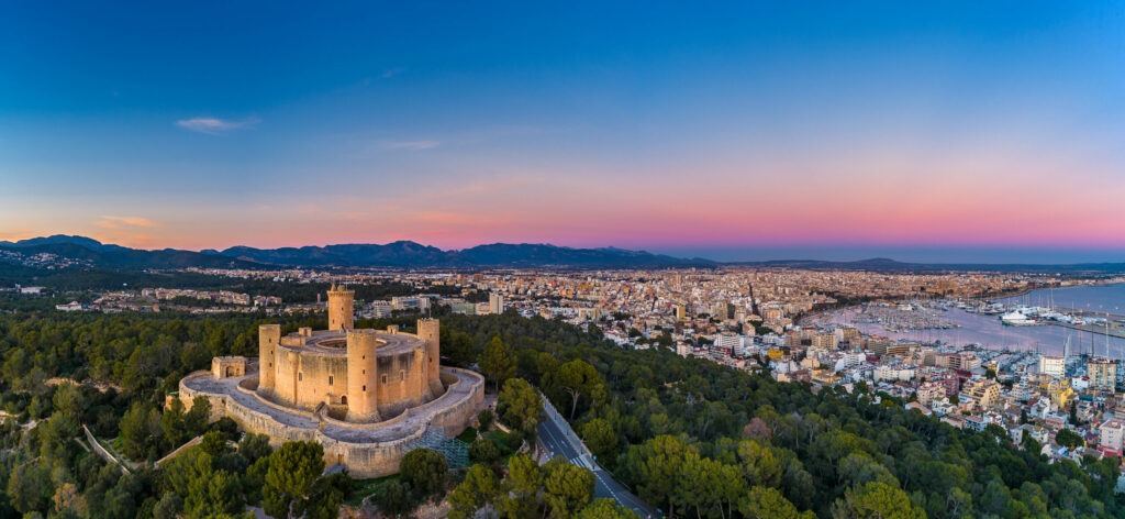 croisiere catamaran monument majorquin .Castillo de Bellver