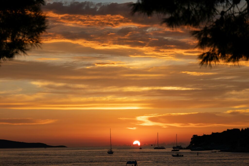 coucher de soleil sur la Dalmatie avec voiliers au mouillage Croatie