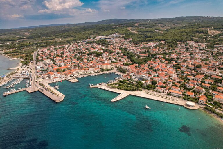 vue aérienne îles de Dalmatie eau turquoise croisière catamaran Croatie