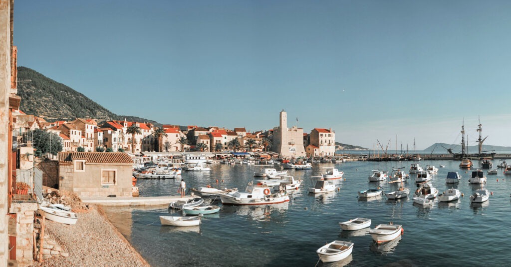 port de pêcheurs de Komiža île de Vis Croatie barques traditionnelles