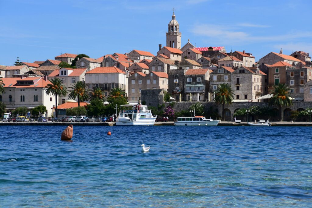 vieille ville de Korčula vue depuis la mer arrivée en catamaran Croatie