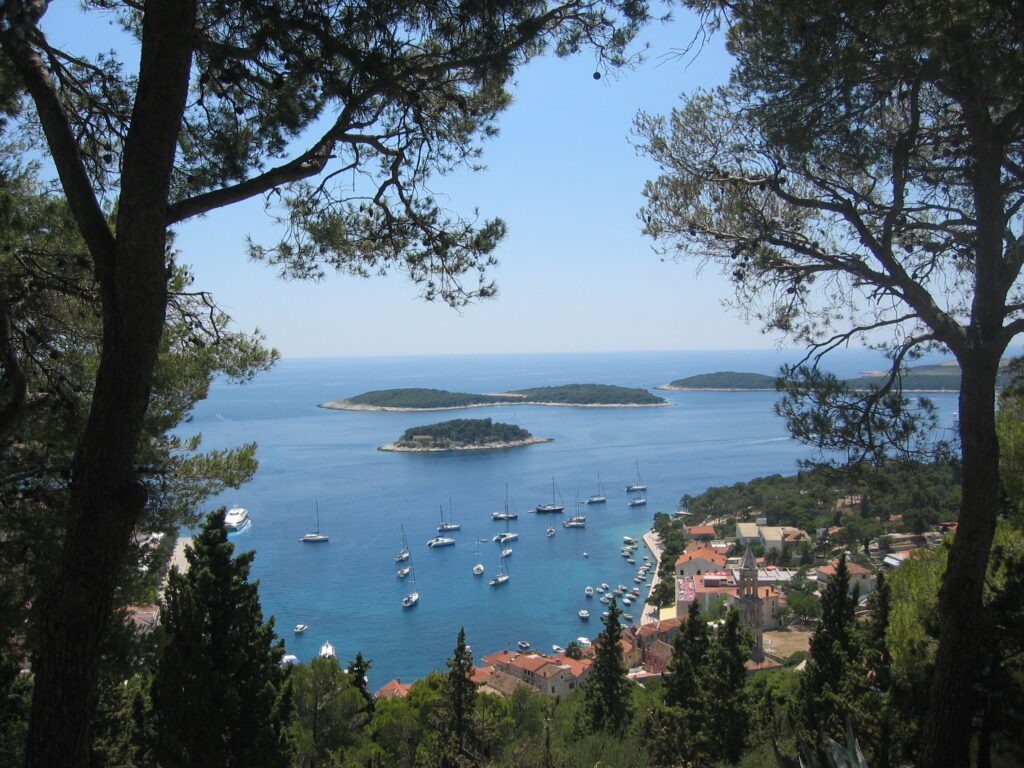 Catamaran devant l'île de Hvar en Croatie